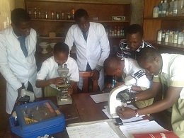   2014.10.01 Students with microscopes